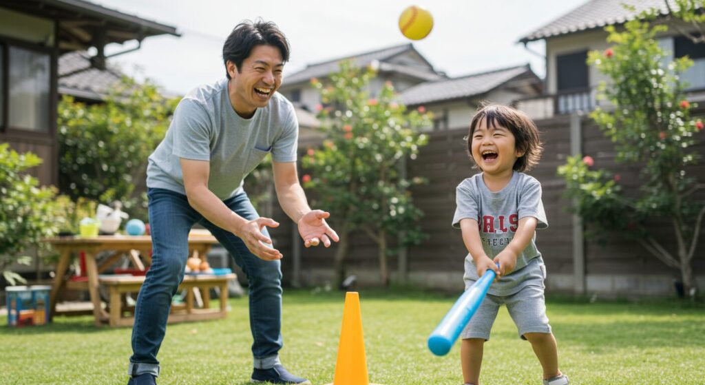 自宅の庭で、父親と息子が笑顔で野球の練習ドリルに取り組んでいる楽しそうな様子