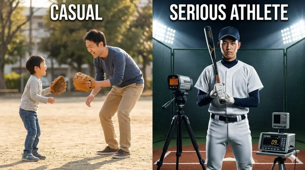 左側は公園で楽しくキャッチボールする親子、右側は最新機器を使って真剣にトレーニングするNPBジュニア選手。意識と環境の対比。