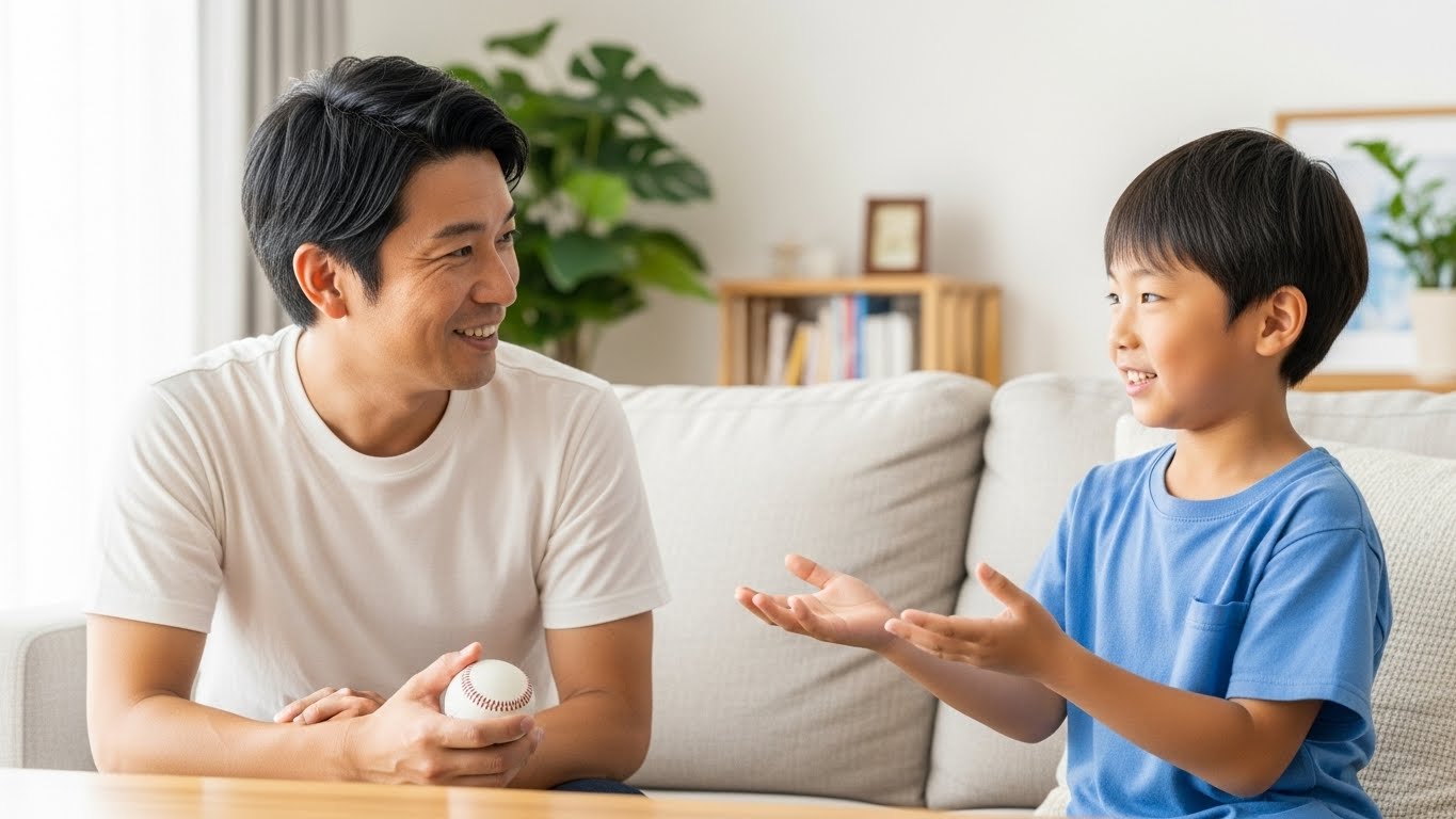 リビングで野球ボールを持ちながら笑顔で対話する日本人の父親と息子