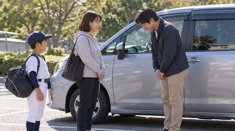 練習後の車のそばで送迎へのお礼を伝える保護者と、その姿を見る野球少年（生成AIによるイメージ）
