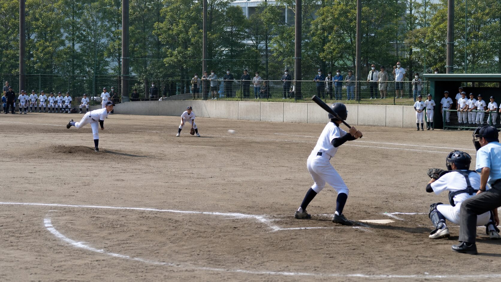 硬式野球のリーグ戦で白熱したプレーを見せる中学生プレーヤーたち(生成AIによるイメージ)
