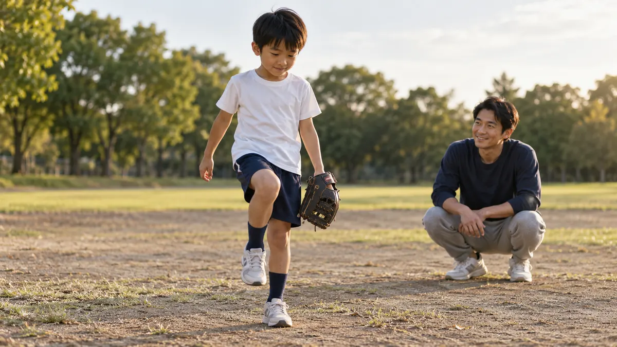 ��ラウンドの端で体をほぐす少年を父親が見守るのイメージ（生成AIによる画像）