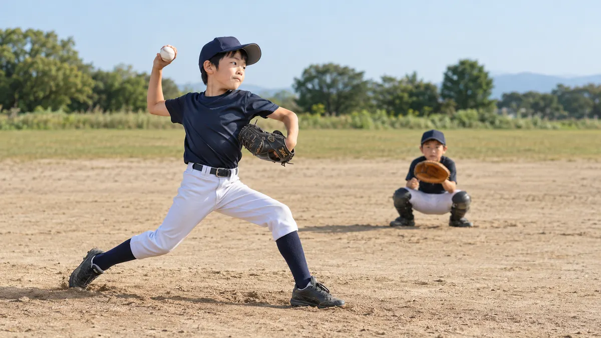 少年投手がグラウンドで捕球役に向かって投球練習をするのイメージ（生成AIによる画像）