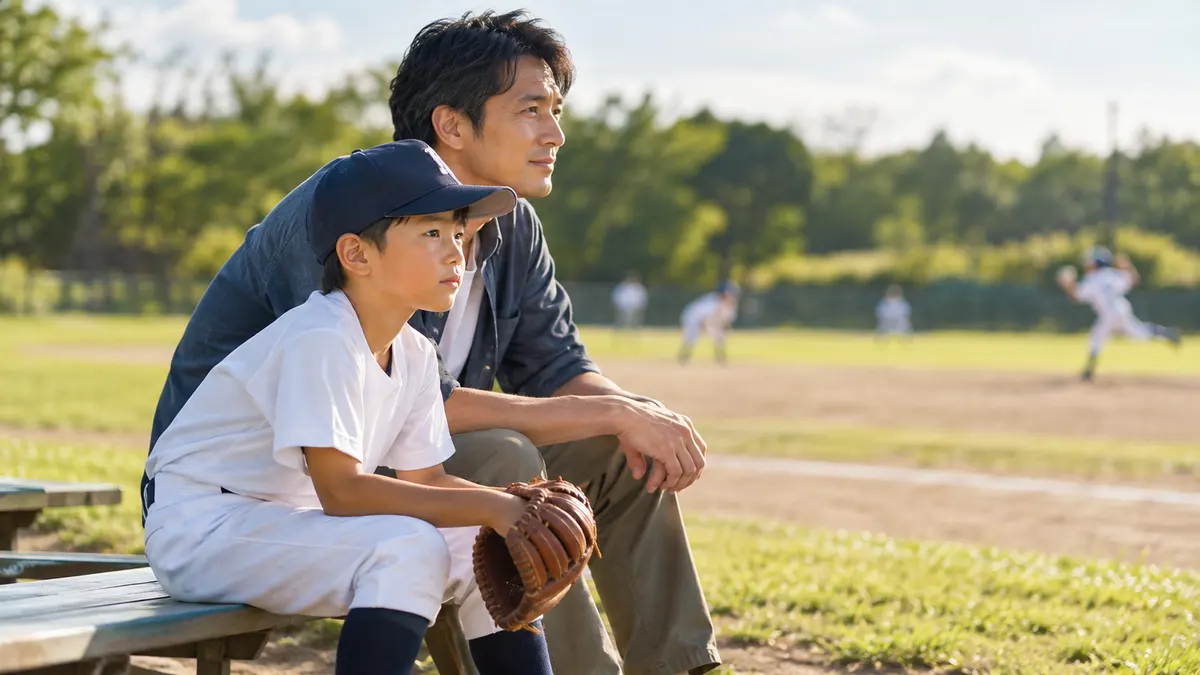��ンチから試合を見守る親子のイメージ（生成AIによる画像）