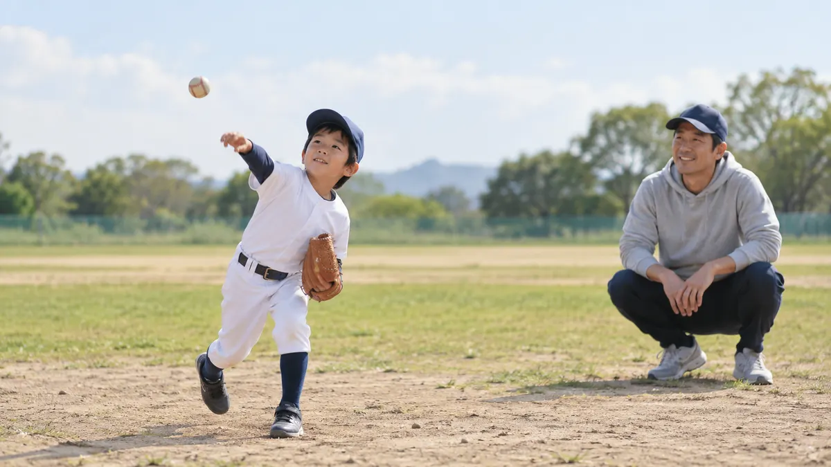 父親が見守る中、投球練習をする小学生のイメージ（生成AIによる画像）