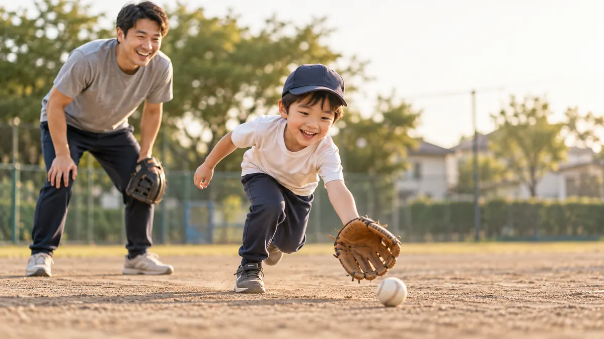 父親が見守る中、子どもがグラウンドでボールを追いかけるのイメージ（生成AIによる画像）