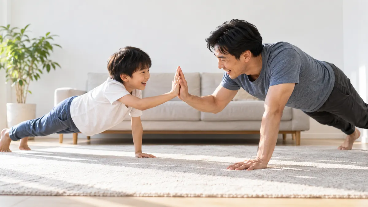 ��ビングでプランクで手タッチする笑顔の親子のイメージ（生成AIによる画像）