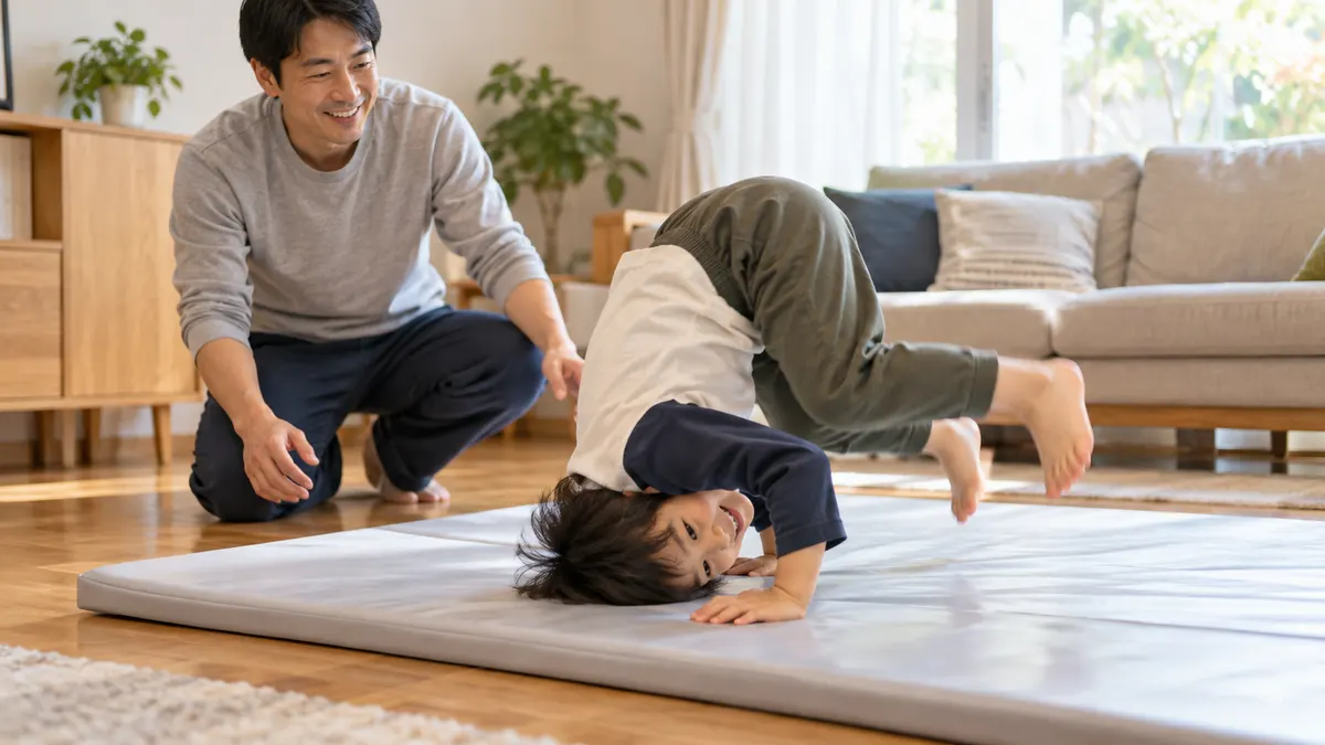 父親が見守る中、子どもが家のマットで前転するのイメージ（生成AIによる画像）